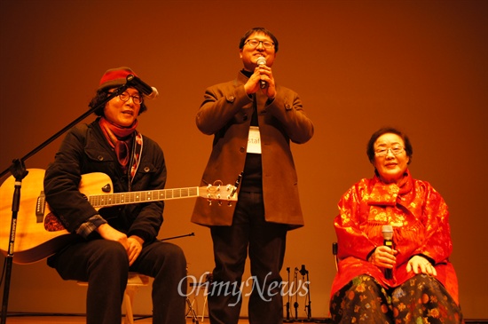  기자이자 가수인 이춘호씨와 영화 '귀향'의 감독 조정래씨, 이용수 할머니가 31일 오후 대구봉산문화회관에서 열린 후원콘서트에서 관객들과 함께 이야기를 나누고 있다.