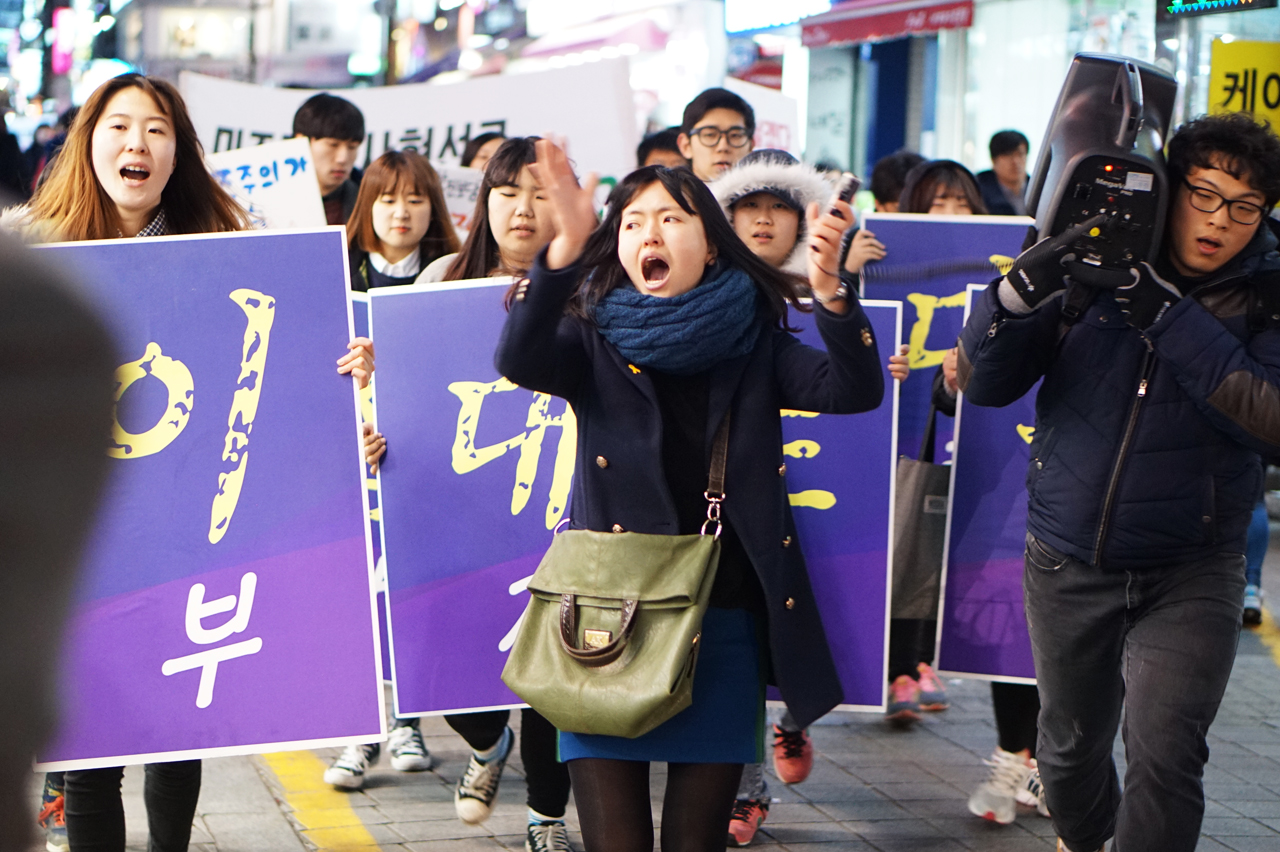 토토가 행진단이 "이대로는 못살겠다"피켓을 앞세우고 박근혜 정권 규탄구호를 외치며 부산 도심을 행진하고 있다.
