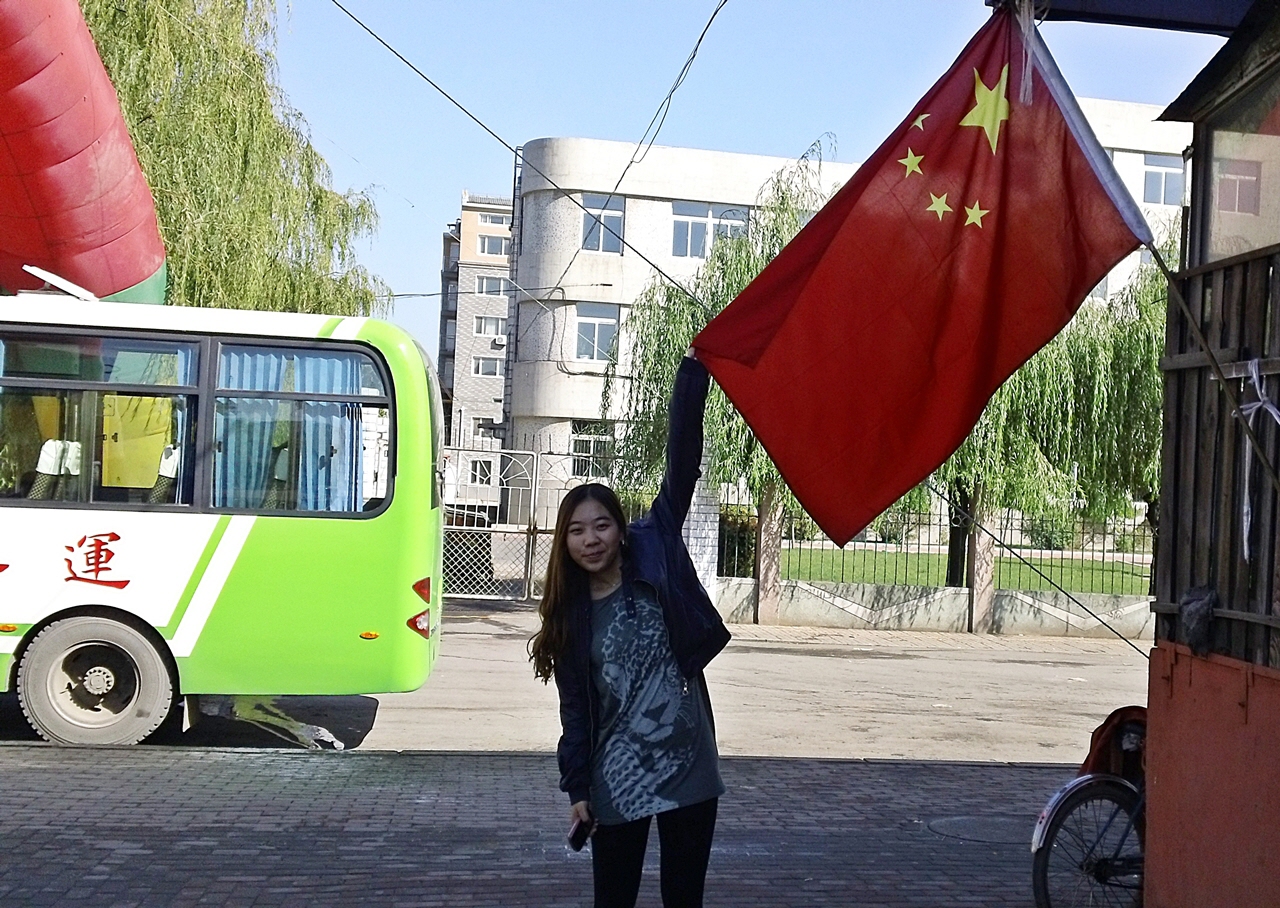 오성홍기를 자랑스레 펼치고 있는 중국인 친구