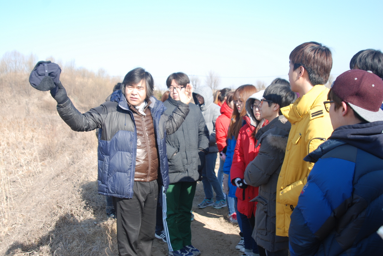 이세걸 서울환경연합 사무처장이 에코로드 대학생들에게 습지 생태계 보전의 중요성을 강조하고 있다.