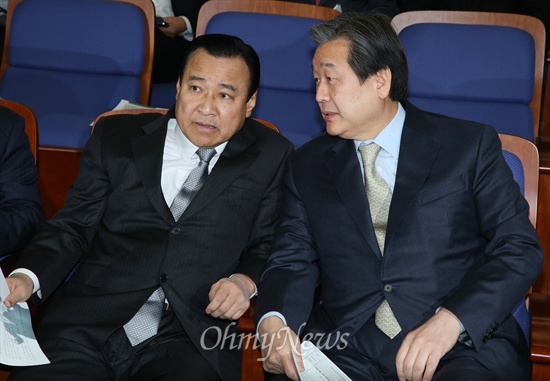 이완구 총리후보자와 김무성 대표가 2일 오전 국회에서 열린 새누리당 원내대표·정책위의장 경선에 참석해 이야기를 나누고 있다.