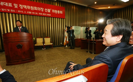 2일 오전 국회에서 열린 새누리당 의원총회에서 김무성 대표가 원내대표에 당선된 유승민 의원의 인사말을 들으며 미소 짓고 있다.
