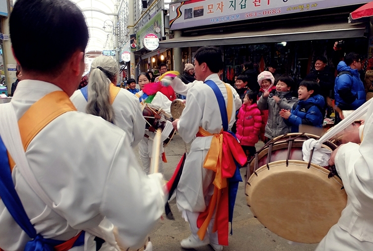 야외에서 빛을 발하는 농악소리가 정선장을 더 흥겹게 한다. 