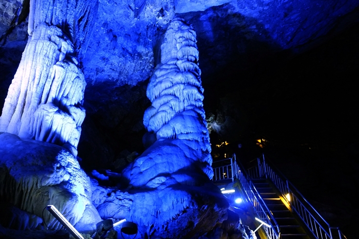 갱도를 지나면 놀라운 동굴속 세계가 펼쳐진다. 