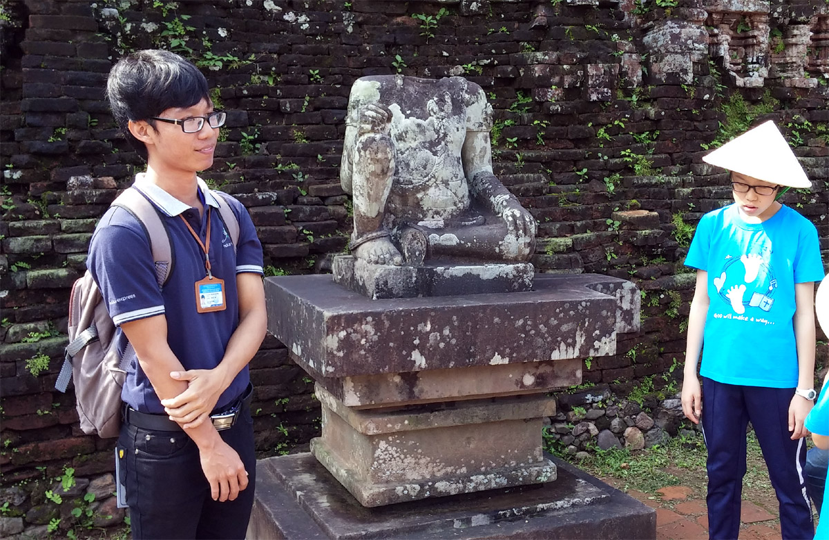 10대 소년 마냥 앳되어 보이는 관광가이드. 베트남은 어딜 가든 세계에서 가장 젊은 나라라는 사실을 실감하게 된다.