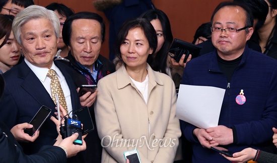 국민모임 "4월 재보선에 독자후보 낸다" 국민모임 신당추진위원회 김세균 공동위원장, 오민애 대변인, 양성윤 추진위원(앞줄 왼쪽부터)이 3일 국회 정론관에서 기자회견을 열고 "4·29 재·보궐선거 지역인 광주, 서울관악, 성남의 세 지역에 국민의 눈물을 닦아줄 수 있는 적합한 후보자를 적극 물색해 독자적인 후보를 내겠다"는 방침을 밝혔다.