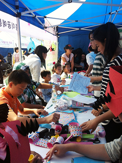 지난해 10월 열린 양산시 주민복지·자원봉사·평생학습 통합 박람회에서 종이접기 부스를 운영한 종이공예봉사단.