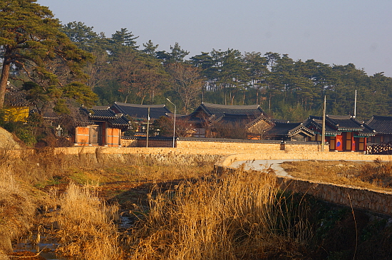 죽정서원 정경  죽정서원은 오한공(박성건)을 추모하기 위해 세운 것으로 흥선대원군의 서원철페령으로 없앤 것을 1961년에 다시 세운 것이다. 서호정마을 도갑천가에 자리 잡았다. 