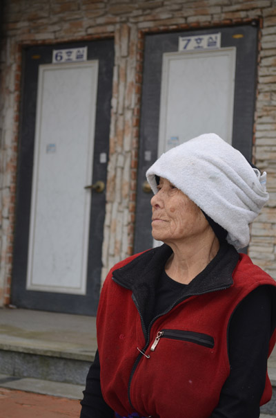 이주단지 한 할머니가 굳게 닫힌 펜션 앞에서 긴 한숨을 쉬고 있다.