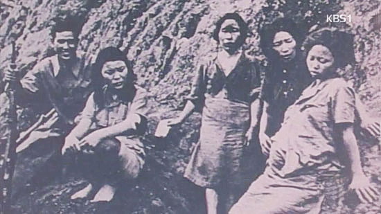 중국군의 포로수용소에서 촬영된 일본군 '위안부'들. 맨 오른쪽의 임신한 이가 젊은 날의 박영심 할머니다.