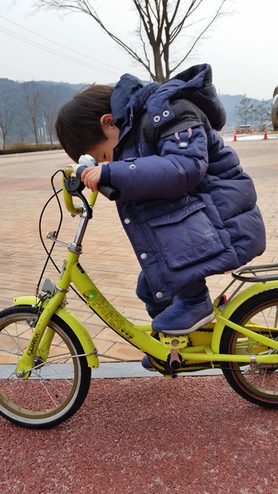 아직은 다리가 짧아 페달을 잘 못구르는 큰 아이. 언젠가 바람을 가르며 자전거를 타고 부모의 곁을 떠나갈 것이다.