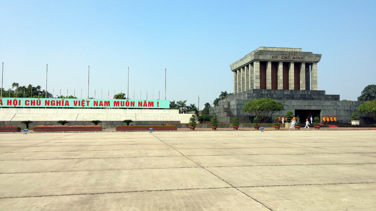 수도 하노이의 실질적인 랜드마크다. 점심시간(11시~2시)에 촬영한 것으로, 관람 시간 같았으면 경비병이 근무교대하고 있는 입구에서부터 왼편으로 족히 수백 미터의 대기 줄이 서게 된다.