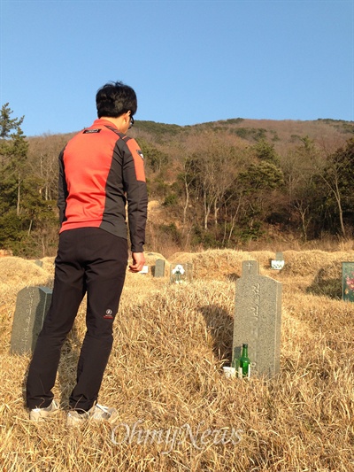 김신혜의 남동생 김종현(가명. 34)씨가 지난 1월 15일 완도군 공설묘지를 찾았다. 그는 아버지 묘소 앞에서 "진실을 밝히고 싶다"고 말했다. 