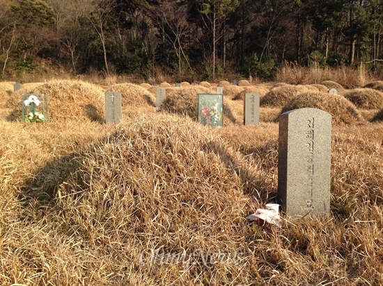 김신혜의 부친 김OO씨의 묘소. 그는 사망 뒤 '성추행범'으로 만들어졌다. 