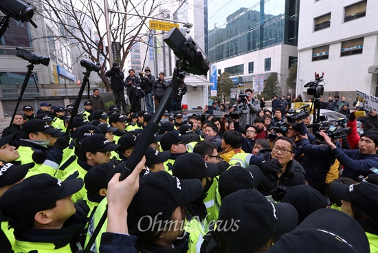 세월호 가족 채증 카메라, 도대체 몇 대? 새누리당 추천 세월호 특위 위원들의 조직적인 방해로 세월호 특위 출범이 지연되고 있는 가운데 세월호 참사 유가족들로 구성된 '4.16 가족협의회'가 4일 오전 서울 여의도 새누리당사를 방문해 세월호 특위의 조속한 출범을 촉구하는 항의서한을 전달하려하자, 이들의 접근을 막고 나선 경찰이 카메라를 들어올려 유가족을 채증하고 있다.