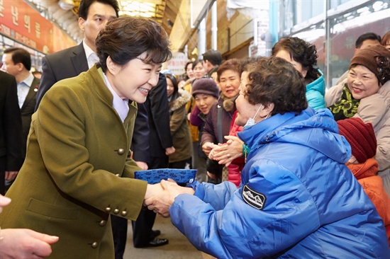 지난 1월 27일 광주 대인시장을 방문한 박근혜 대통령.
