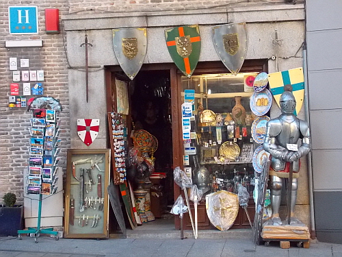 톨레도는 예로부터 철제 산업이 발달했다. 그래서인지 중세시대 기사들이 쓰던 칼과 방패들을 파는 기념품 가게들이 많았다.  