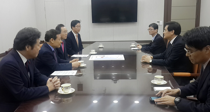  이낙연 전라남도지사, 윤장현 광주광역시장, 송하진 전라북도지사, 설문식 충북도정무부지사는  3일 오후 서울 한강홍수통제소에서 서승환 국토교통부장관과 면담을 갖고 호남고속철의 기존 취지대로 고속화 철도 건설을 요구했다.