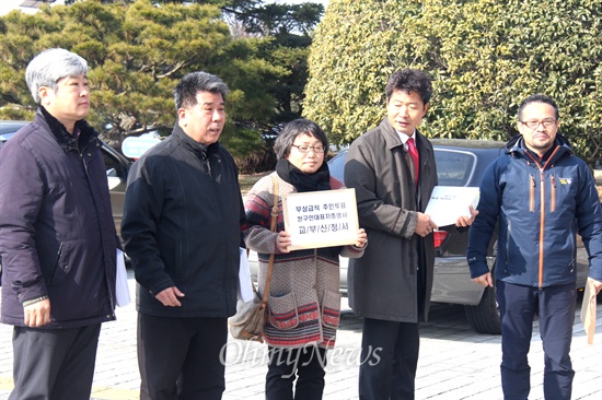 홍준표 경남지사가 학교 무상급식 예산 지원을 중단한 가운데, 친환경무상급식지키기 경남운동본부는 무상급식 여부를 주민투표로 결정해야 한다며 5일 오전 경남도청 민원실에 ‘경남 무상급식 주민투표 청구인 대표자 증명서 교부‘를 신청했다.