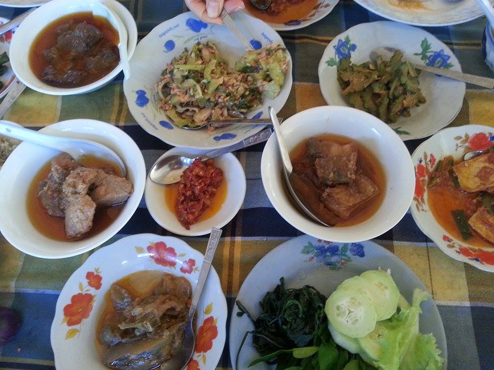 미얀마 정식이라고도 하는데 쌀밥에 국물과 각종 커리를 선택 할 수 있다.
 
