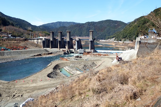 일본 최초로 철거되고 있는 아라세댐. 댐의 오른쪽 절반이 해체됐다. 