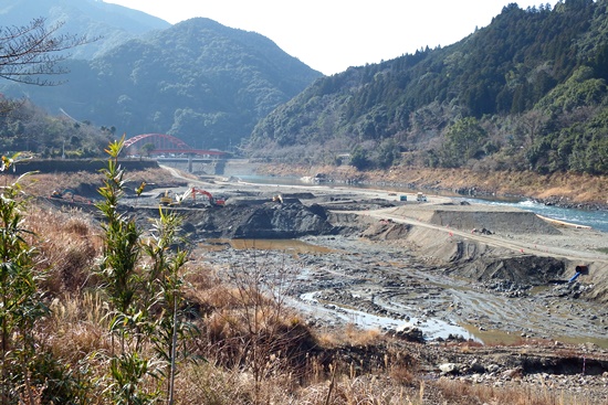 엄청난 양의 퇴적토가 쌓여 있는 아라세댐 상류 구마가와강 바닥의 모습이다.