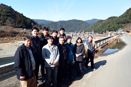댐의 시대는 끝났다. 댐백지화연대 소속 활동가들과 일본 현지 활동가들