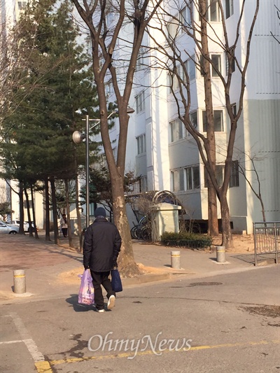 서울 시내 한 영구임대아파트 단지 내부, 영구임대아파트는 1인가구가 많다. 2인 이상 가구에서 수급자가 되기 어렵기 때문이다.