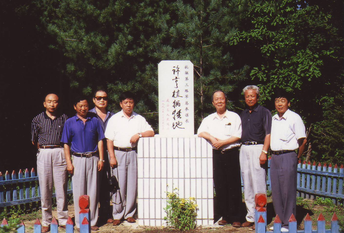 경안현 대라진 청봉령 들머리에 세워진 허형식 희생기념비를 경안현 중국공산당 관계자와 함께 찾아가다(필자는 기념비 오른쪽20008. 8. 촬영).