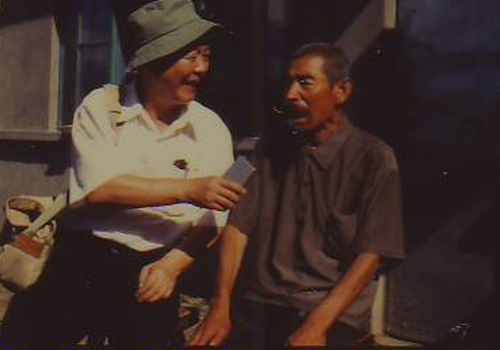 청송령 들머리 풍림촌 호로 손환무(오른쪽. 당시 82세) 씨에게 허형식 장군 생전 활약상을 듣다. 