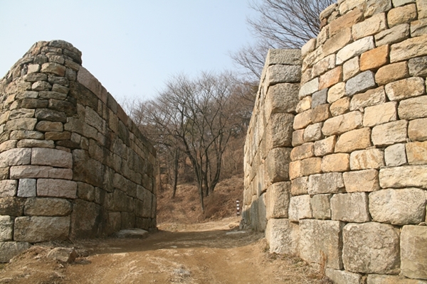 독성산성의 남문지는 성벽의 높이가 7~8m에 이른다 