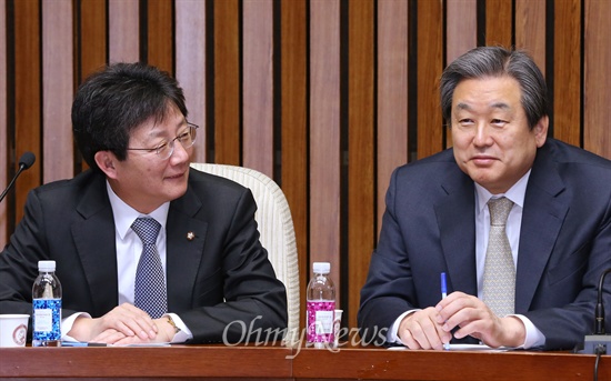 새누리당 김무성 대표와 유승민 원내대표가 6일 오전 국회에서 열린 주요당직자회의에 참석해 대화하고 있다.