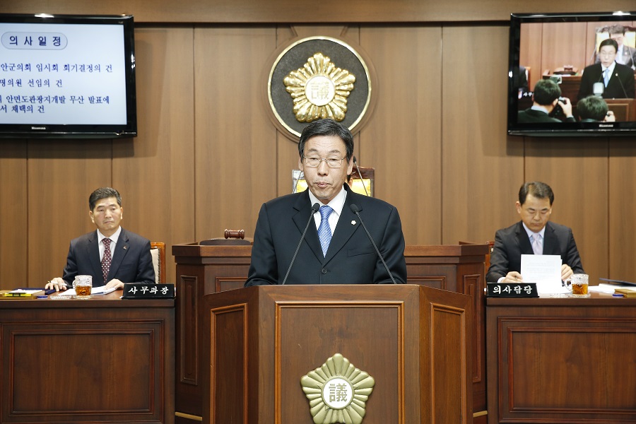 안면도관광지개발 무산 후폭풍 정치권까지 태안군의회가 안면도관광지 개발 무산과 관련해 특단의 대책 마련을 촉구하는 성명서를 발표했다. 사진은 태안군의회 대표로 성명서를 낭독하고 있는 최영신 의원.