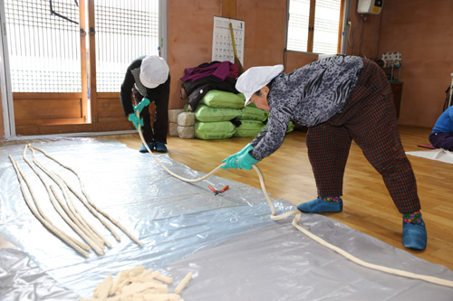 할머니들이 쌀엿을 만들고 있다. 지난 1월 28일 '슬로시티' 담양 창평에서다.
