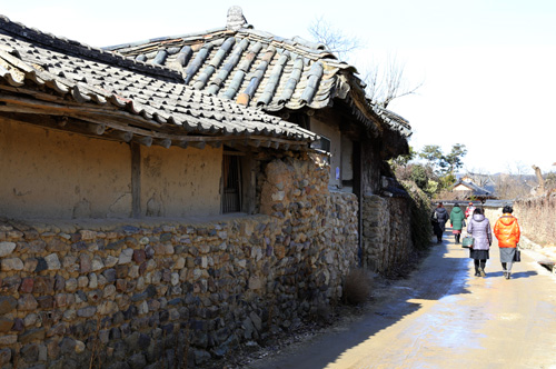 창평 삼지내마을의 돌담길. 지난 1월 28일 마을을 찾은 여행객들이 돌담길을 따라 걷고 있다.