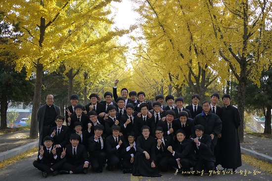 수원 가톨릭대학교 2014학번 신학생들.