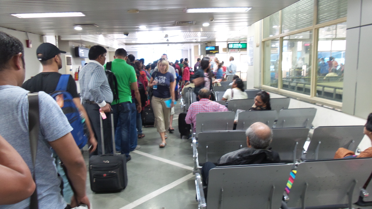 델리로 가는 비행기를 타기 위해 줄을 선 여행자들(배그도그라 공항)