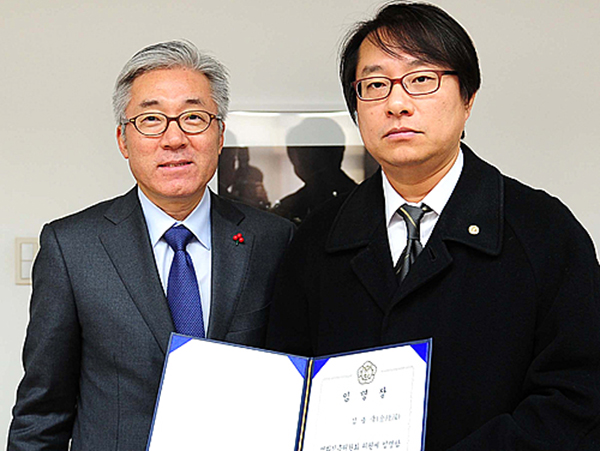  지난 12월 31일 김종덕 문체부 장관으로 임명장을 받고 있는 김종국 영진위원(우측)