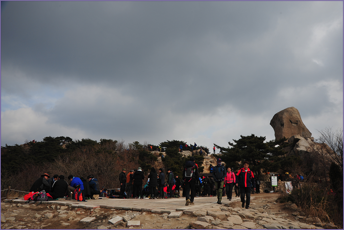  사모바위와 등산객들