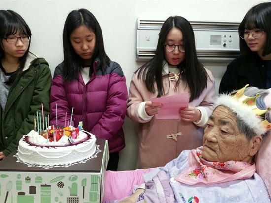 일본군위안부피해자 김복득 할머니가 통영노인병원에 입원해 계신 가운데, 통영여고와 충렬여고 학생들이 2015년 2월 7일 병실을 찾아 할머니 생일축하 모임을 가졌다.