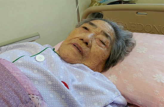 일본군위안부피해자 김복득 할머니는 건강이 악화되어 통영노인병원에 입원해 치료를 받고 있다.
