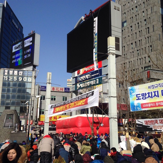 서울 중구 서울중앙우체국 앞 광고판에서 고공농성을 벌이고 있는 LG유플러스와 SK브로드밴드 협력업체 노동자들. 8일 오후2시부터 노조 조합원들과 함께 집회를 진행하고 있다.
