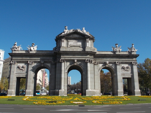 알칼라 문(Puerta de Alcala). 1778년 카를로스 3세에 의해 만들어지기 시작한 문으로 한때는 마드리드의 동쪽 경계를 담당했다. 