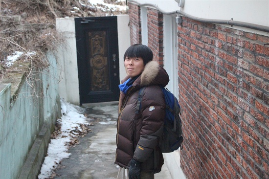김기민씨가 성북동 공동주택 '따로 또 같이' 앞에 서 있다. 