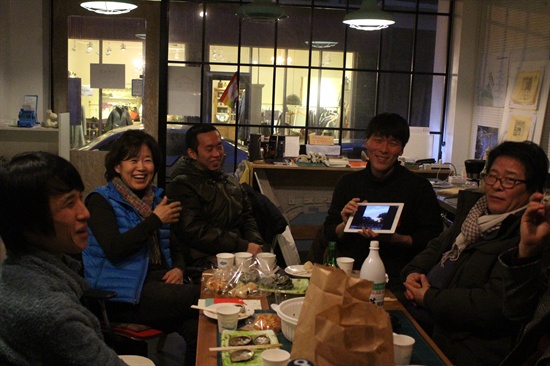 1월 30일, 성북동 '동네공간'에서 김기민씨의 환송회가 열리고 있다. 이날 기민씨는 자신의 여행계획과 함께 예전에 다녀온 여행 이야기를 공유했다. 

