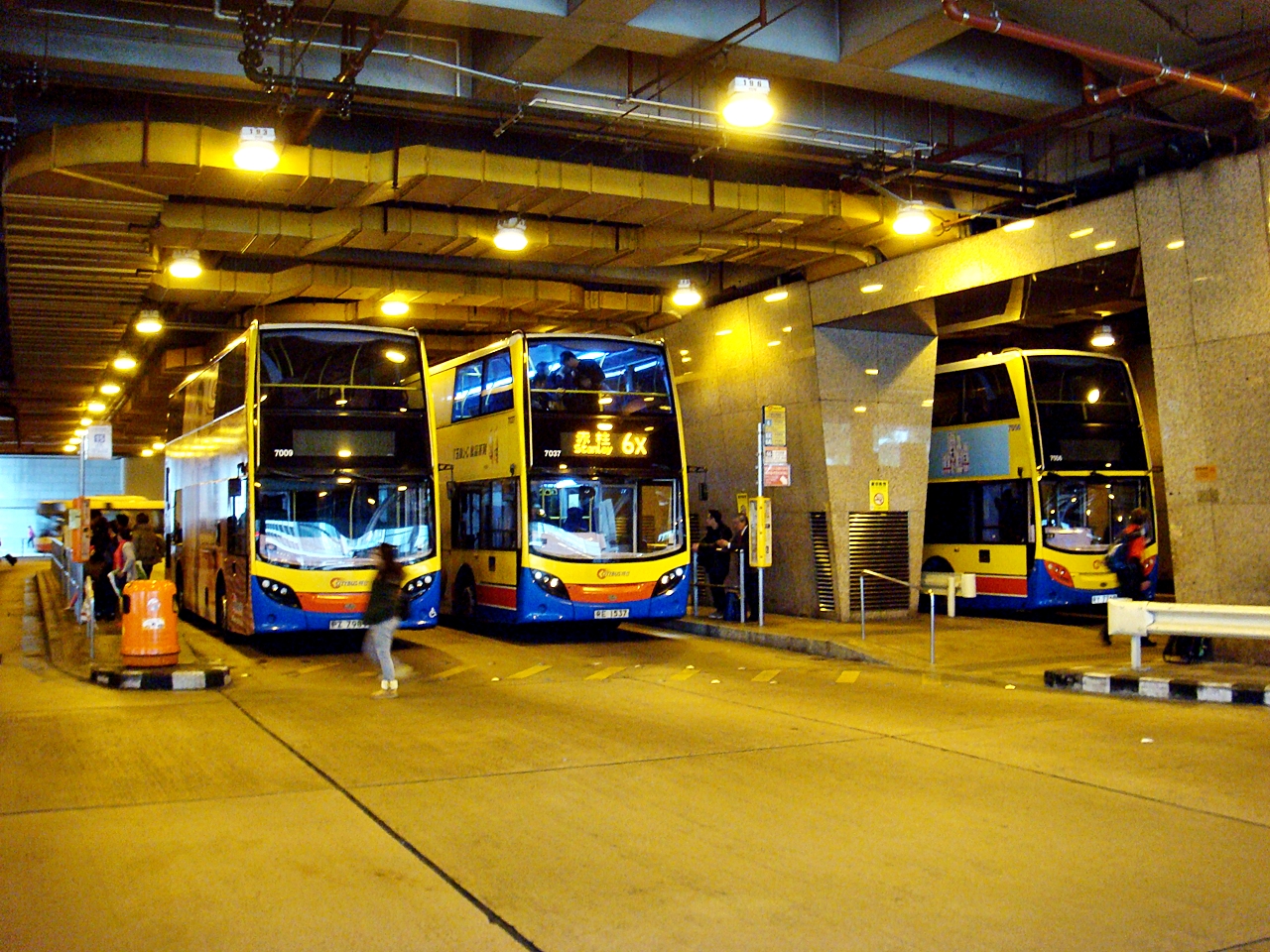 2층 버스를 도입하면 환승센터 공간도 절약할 수 있다 (홍콩역 버스환승센터)