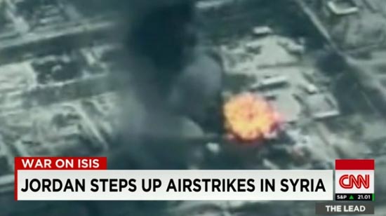 요르단 공군의 이슬람국가(IS) 폭격을 보도하는 CNN 뉴스 갈무리.