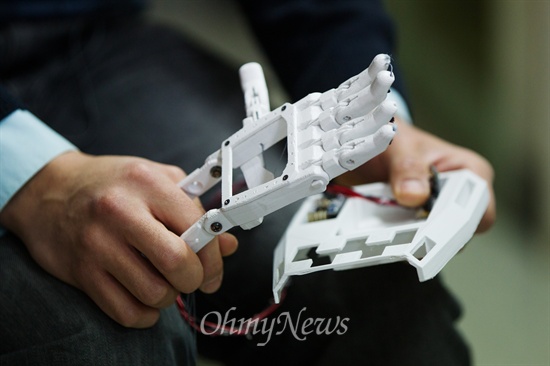 3D 프린팅업체 만드로 이상호 대표가 9일 오전 서울 서초구 '만드로' 사무실에서 자신이 만든 의수 모형을 들고 답변을 하고 있다.