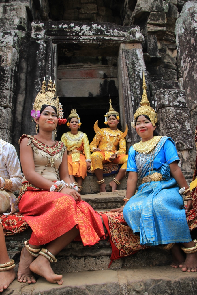 캄보디아 압사라 전통 의상을 입은 무희들의 모습