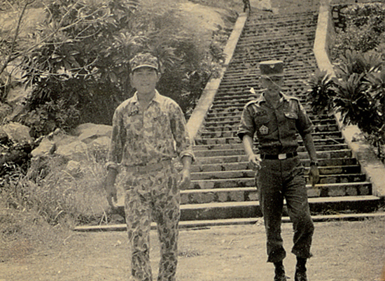 1966년 제1이동외과병원이 있던 붕따우의 성당에서 나오는 안학수 하사(오른쪽) 